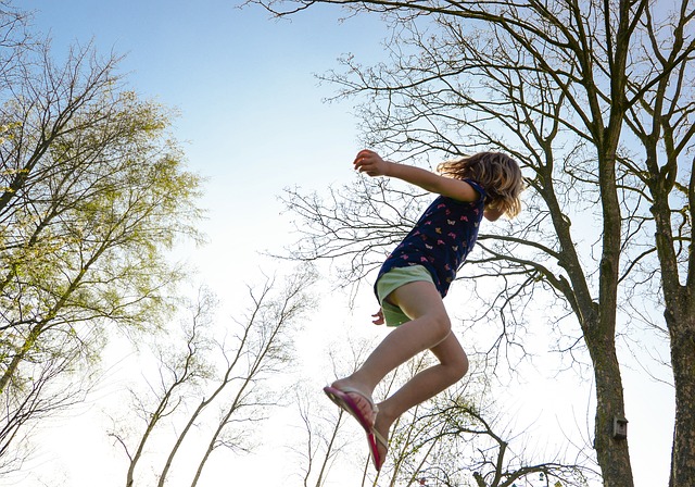 děvčátko, skok, stromy