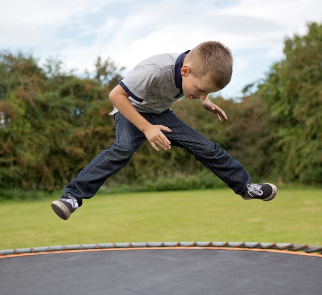 chlapec, skok, trampolina
