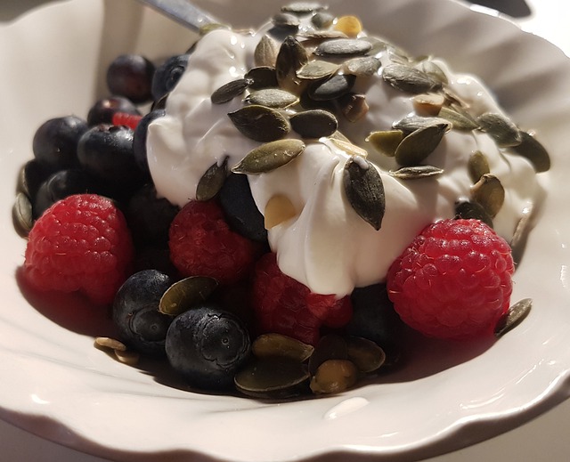 jogurt s ovocem posypaný dýňovými semínky