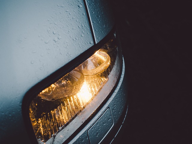 rozsvícené přední světlo auta